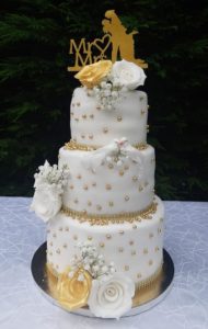 Wedding cake blanc et or - Pâtissier mariage Essonne (91)